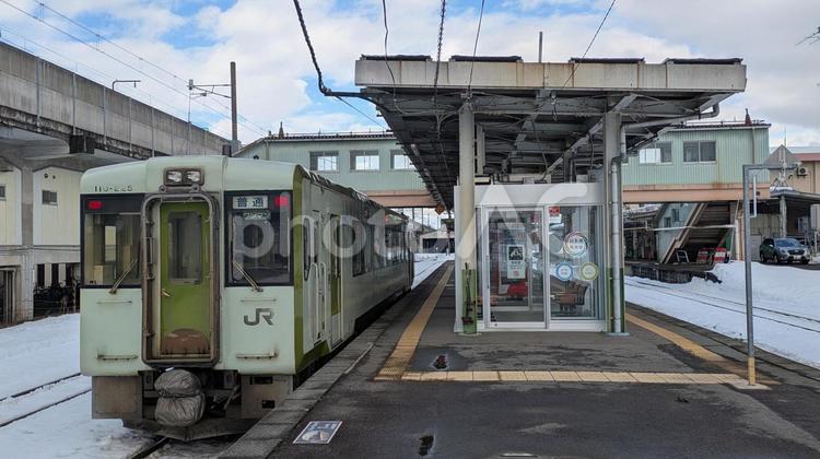 新潟県・十日町駅に停車中の飯山線 飯山線,ローカル線,十日町駅の写真素材