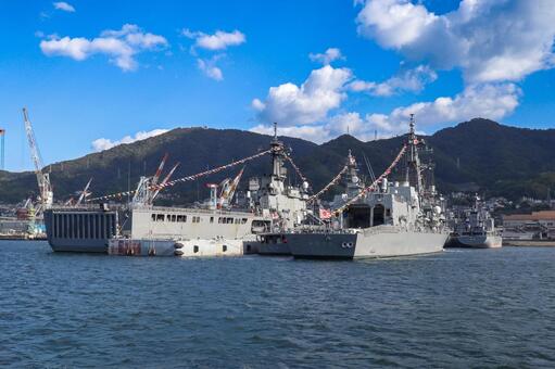 海上自衛隊の護衛艦と輸送艦 海上自衛隊,護衛艦,輸送艦の写真素材