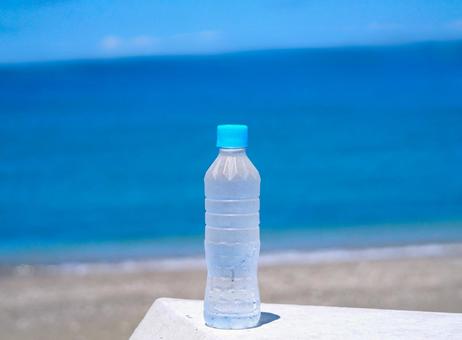 夏のビーチのペットボトル 夏のビーチのペットボトル ペットボトル,海,ミネラルウォーターの写真素材