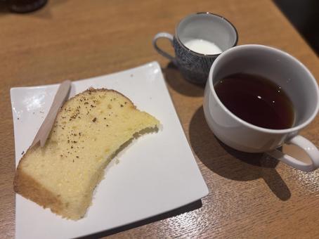 シフォンケーキとコーヒー シフォンケーキとコーヒーの写真