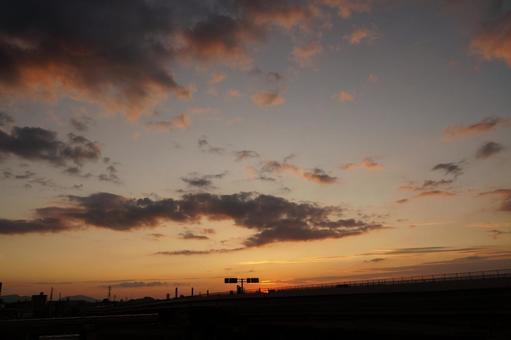 夕暮れ時の街並み 夕暮れ時の街並みの写真