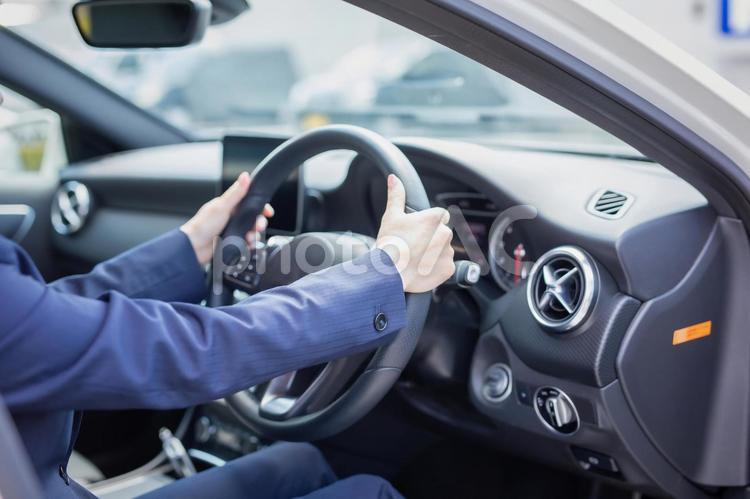 車に乗るビジネスウーマン 運転,車,ハンドルの写真素材