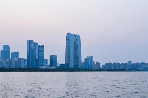 蘇州・金鶏湖(李公堤)から東方之門の眺め 蘇州・金鶏湖(李公堤)から東方之門の眺めの写真