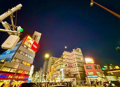 人で賑わう夜の新大久保の交差点 新大久保,夜,夜景の写真素材