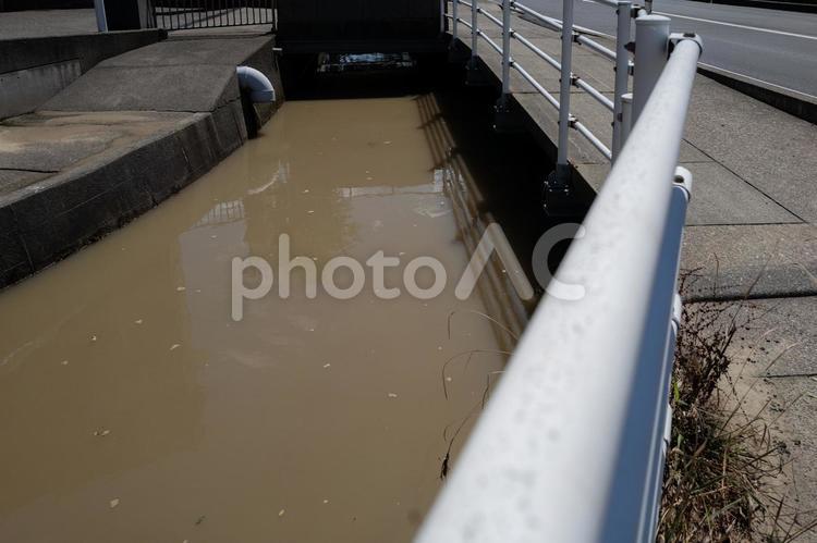 災害　土砂で濁った街の川のイメージ ゲリラ豪雨,雨,川の写真素材