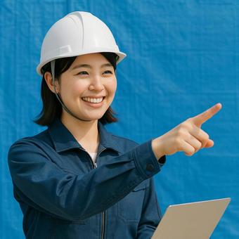 指差し確認の女性作業員の写真