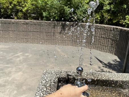 公園の水飲み場と水しぶき/横 夏,公園,水遊びの写真素材