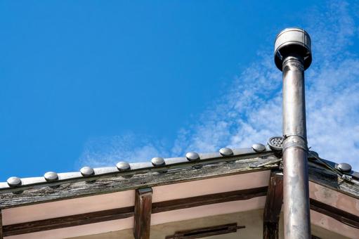 煙突と青空 煙突と青空 瓦屋根,煙突,日本家屋の写真素材