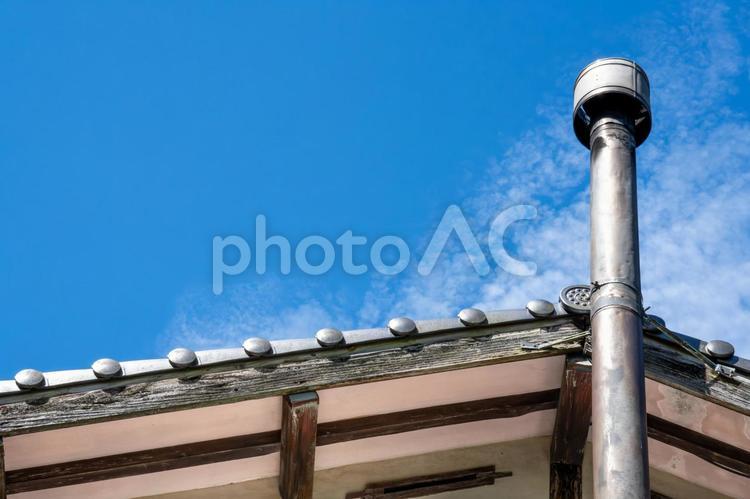煙突と青空 瓦屋根,煙突,日本家屋の写真素材