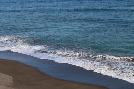 砂浜の海岸と波打ち際と青い海面の海 砂浜の海岸と波打ち際と青い海面の海 砂浜,海岸,波打ち際の写真素材