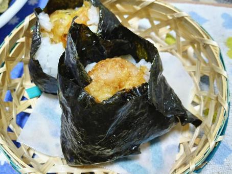 エビの天ぷらを具にしたおにぎり エビの天ぷらを具にしたおにぎりの写真