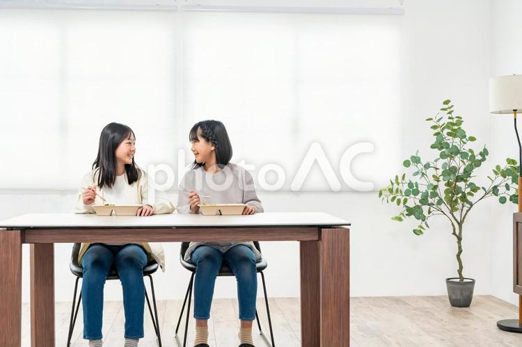 ご飯を食べる女の子 家族,食事,子どもの写真素材