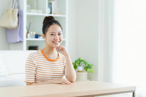 リビングでくつろぐ若い女性 リビングでくつろぐ若い女性の写真