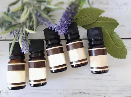 (寝かせた)ラベル付き精油ボトル5本 アロマ,アロマオイル,ラベルの写真素材