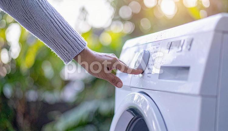 洗濯機のふたをあける女性の手 洗濯,洗濯機,家事の写真素材