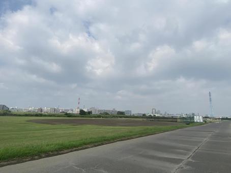 夏日中曇り空の荒川の土手5 夏日中曇り空の荒川の土手5の写真