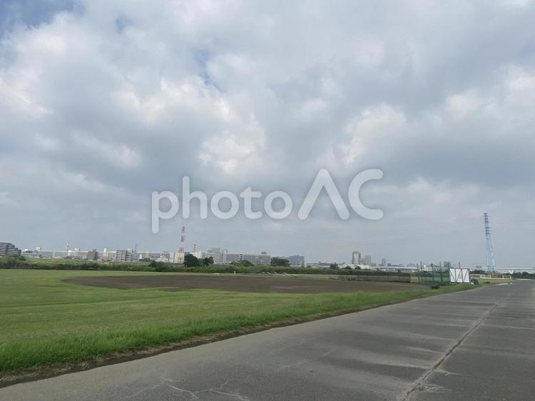 夏日中曇り空の荒川の土手5 荒川,土手,曇りの写真素材
