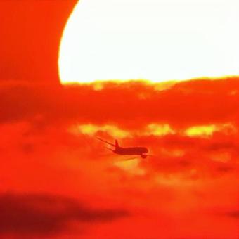 夕日とジェット機 夕日とジェット機の写真