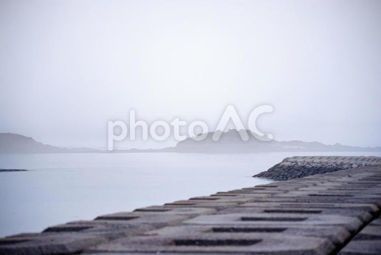 ＜五島の風景＞梅雨の朝霧の海水浴場の風景 海,濃霧,霧の写真素材