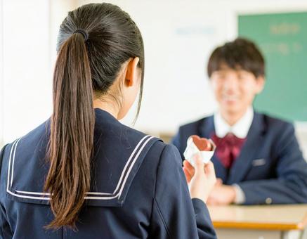 バレンタインチョコを緊張して持つ女の子の写真