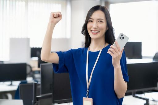 オフィスカジュアルの若い女性エンジニア ビジネス,女性,スマホの写真素材
