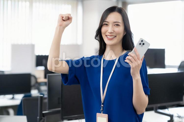 オフィスカジュアルの若い女性エンジニア ビジネス,女性,スマホの写真素材