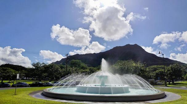 ダイヤモンドヘッドを背景に 噴水と青空 ダイヤモンドヘッドを背景に 噴水と青空 噴水,山,青空の写真素材