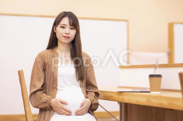 パソコンを使う妊婦のイメージ 妊婦,妊娠,産休の写真素材