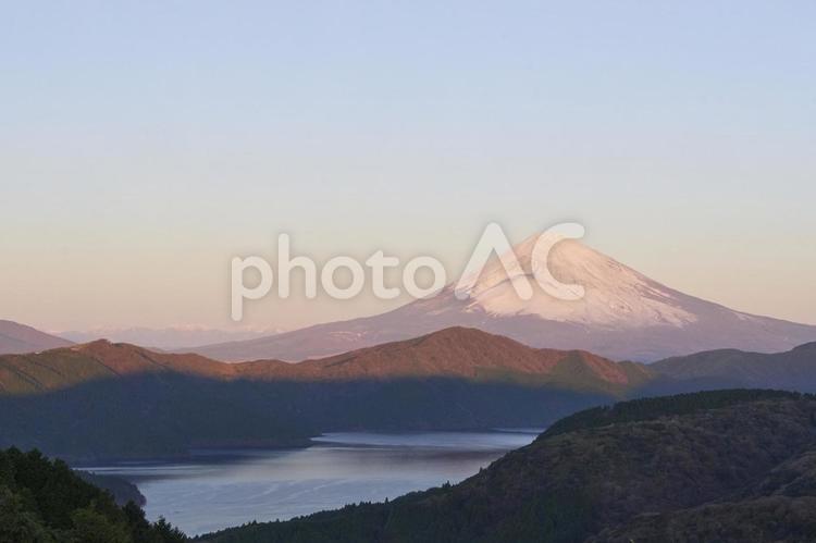 朝日に染まる富士山と芦ノ湖 富士山,芦ノ湖,朝の写真素材