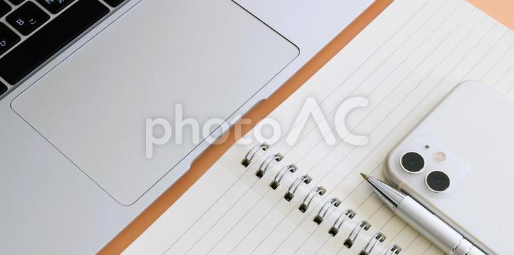 ビジネスアイテム　スマホとパソコン ビジネスアイテム,スマホ,ノートパソコンの写真素材