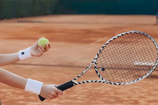 サーブの準備をするリストバンドをした手元 テニス,ラケット,ボールの写真素材