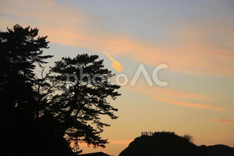 仁科港から見た美しい夕景 ヒツジ雲,雲,山の写真素材