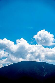 夏の山と雲 夏,山,雲の写真素材