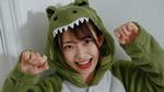 恐竜の着ぐるみパジャマをきた女性 女性,着ぐるみ,パジャマの写真素材