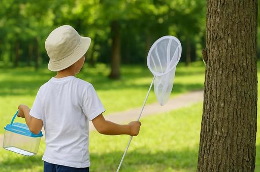 虫取り網と虫かごを持ってセミ取りする子供 虫取り網と虫かごを持ってセミ取りする子供の写真