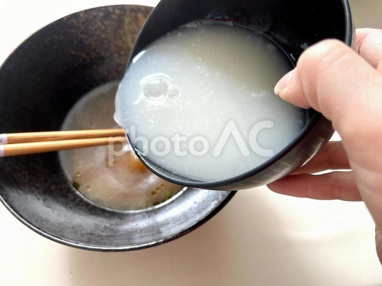 残りの汁に蕎麦湯を注ぐ手 そば,蕎麦,汁の写真素材