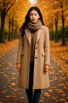 紅葉の並木道に立つ女性全身秋ファッション 紅葉の並木道に立つ女性全身秋ファッションの写真