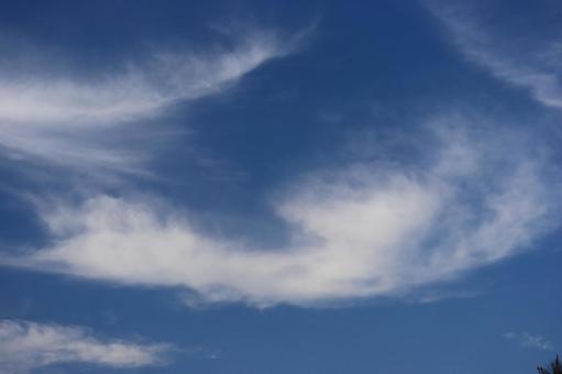 青空と白い雲と空の風景の写真