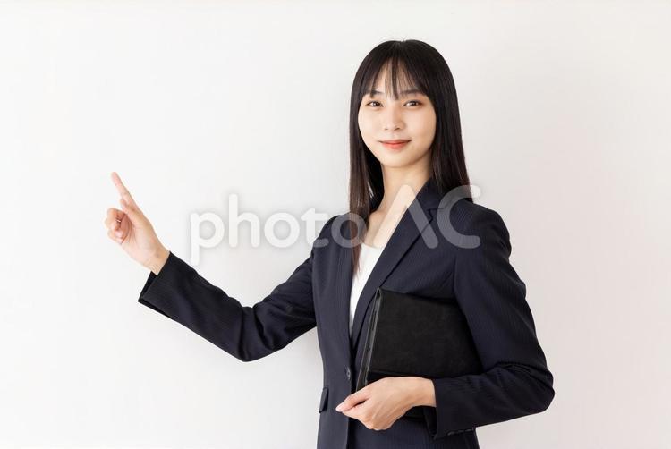 タブレット　説明をするビジネスウーマン 女性,ビジネスウーマン,指差しの写真素材