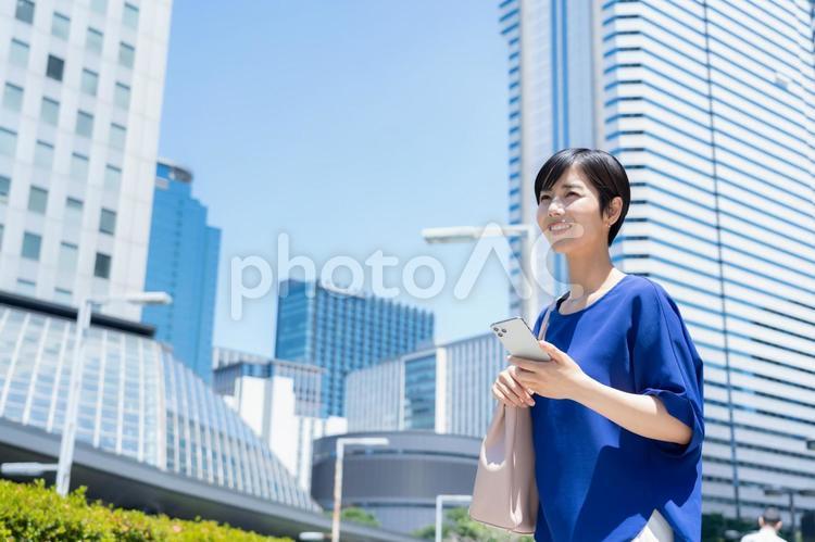 オフィス街で働く若いビジネスウーマン ビジネスウーマン,ビジネス,女性の写真素材