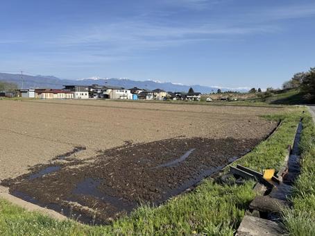水が入り始めた田んぼ 水が入り始めた田んぼの写真