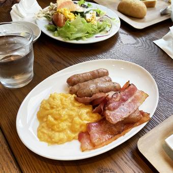 朝食 朝食 ソーセージ,ベーコン,スクランブルエッグの写真素材