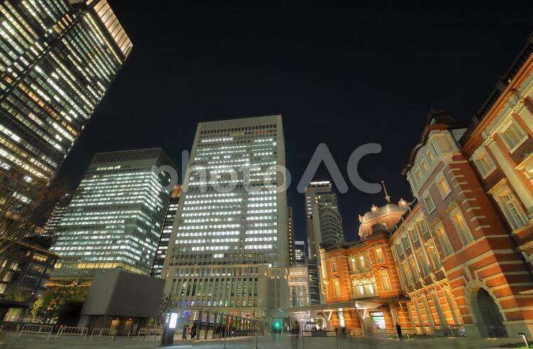 東京　丸の内の高層ビル群と東京駅の夜景 日本,東京,東京都の写真素材