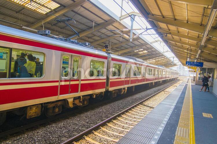 京急本線立会川駅のホーム 駅,電車,駅のホームの写真素材