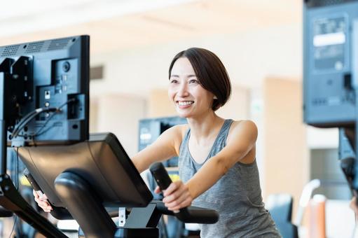 ジムでトレーニングするミドルの女性 ジム,フィットネス,トレーニングの写真素材