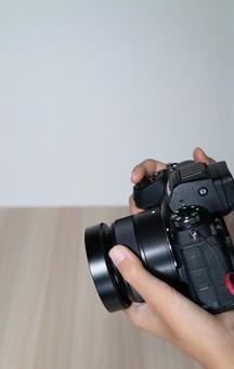 カメラを構える手元と広がるコピースペース カメラ,撮影,手元の写真素材