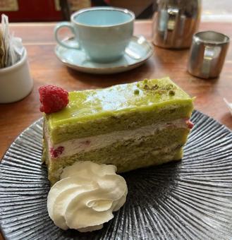 ピスタチオのケーキ、クリーム添え ピスタチオのケーキ、クリーム添え