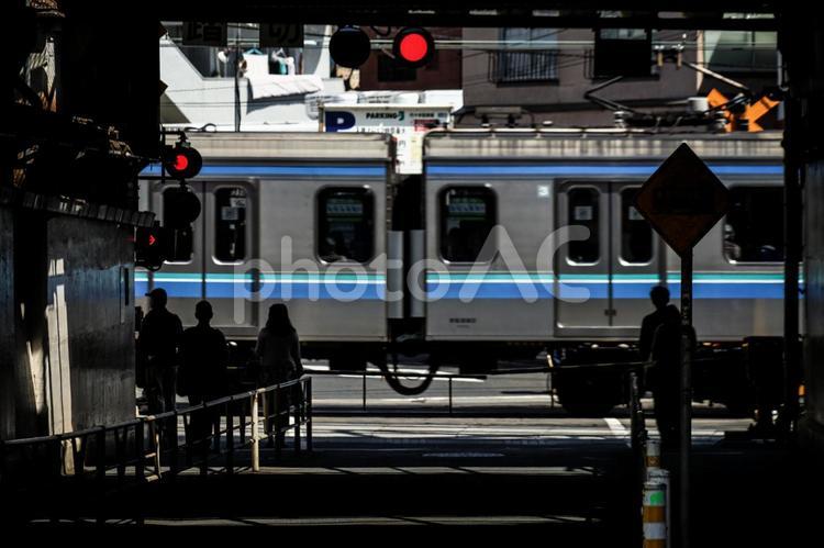 電車の通過を待つ人々 電車,遮断器,踏切の写真素材