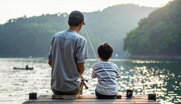 日本人の父と息子の釣り 日本人の父と息子の釣りの写真