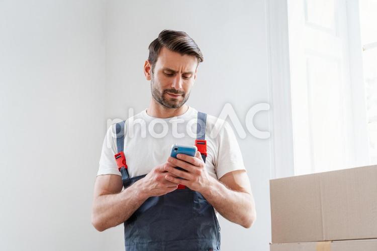 スマホを見る男性 男性,スマートフォン,持つの写真素材